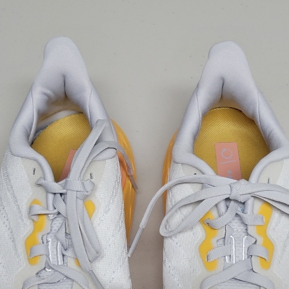 Hoka One One Arahi Nimbus Nube/ Blanco 9.5B. - Picture 10 of 11